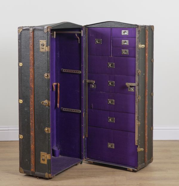 AN EARLY 20TH CENTURY CANVAS TRAVELLING STEAMER TRUNK