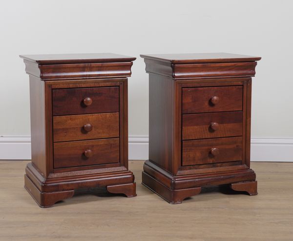 WILLIS & GAMBIER; A PAIR OF MODERN FRENCH BEDSIDE CHESTS (2)