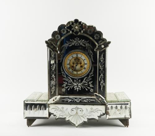 AN ETCHED MIRRORED GLASS MANTEL CLOCK