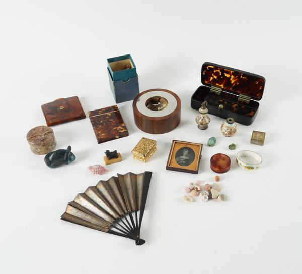 A GROUP OF ASSORTED OBJECTS OF VERTU TO INCLUDE A BRONZE NETSUKE, LINLEY CANDLE HOLDER AND TORTOISESHELL BOXES (QTY)