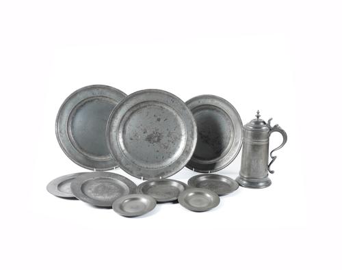 A GROUP OF NINE PEWTER PLATES AND A LARGE TANKARD (10)