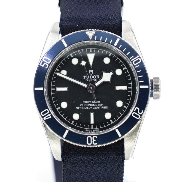 A GENTLEMAN'S TUDOR HERITAGE BLACK BAY WRISTWATCH