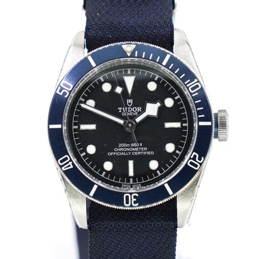 A GENTLEMAN'S TUDOR HERITAGE BLACK BAY WRISTWATCH
