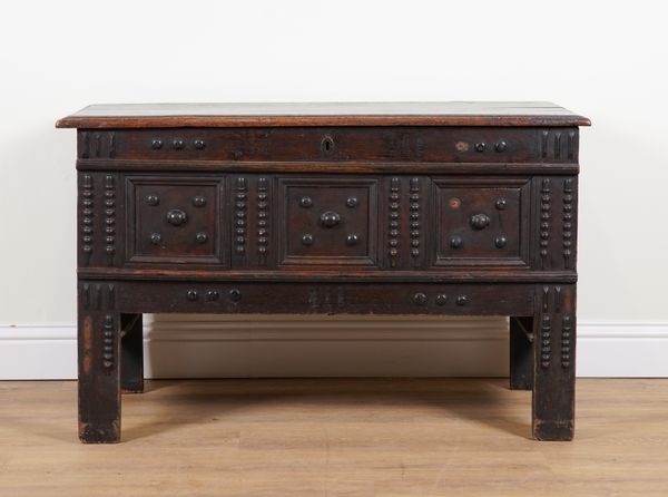 A 17TH CENTURY CENTURY OAK COFFER