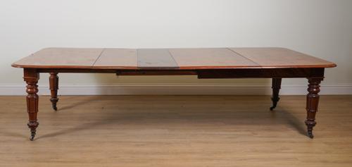 A VICTORIAN MAHOGANY EXTENDING DINING TABLE