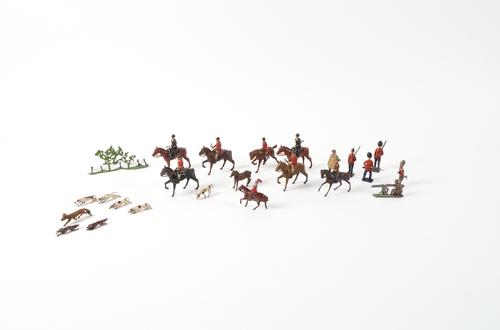 A COLLECTION OF LEAD FIGURES AND ANIMALS (QTY)