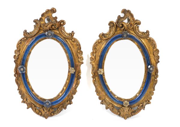 A PAIR OF 20TH CENTURY OVAL MIRRORS IN AN 18TH CENTURY VENETIAN STYLE (2)