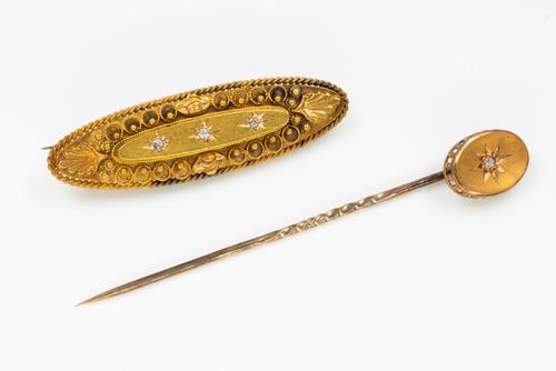 A 15CT GOLD AND DIAMOND BROOCH AND A GOLD AND DIAMOND TOPPED STICK PIN (2)