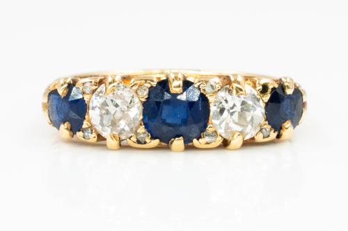 A GOLD, SAPPHIRE AND DIAMOND FIVE STONE RING