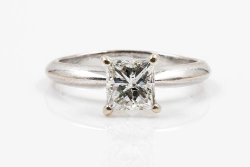 AN 18CT WHITE GOLD AND DIAMOND SINGLE STONE RING