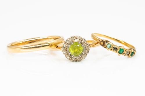 AN 18CT GOLD WEDDING RING AND TWO FURTHER GOLD RINGS (3)