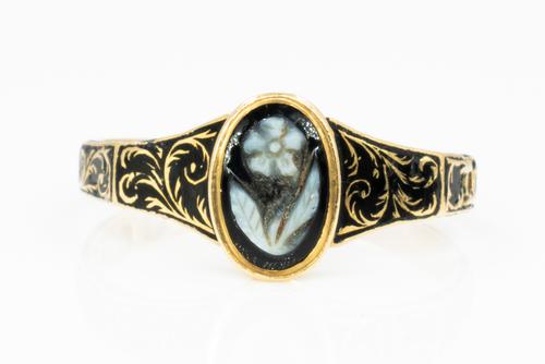 A VICTORIAN 18CT GOLD, BLACK ENAMELLED AND AGATE MOURNING RING