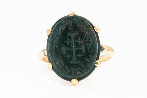 A GOLD AND BLOODSTONE OVAL INTAGLIO RING