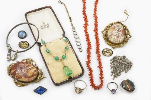 A GROUP OF JEWELLERY (17)