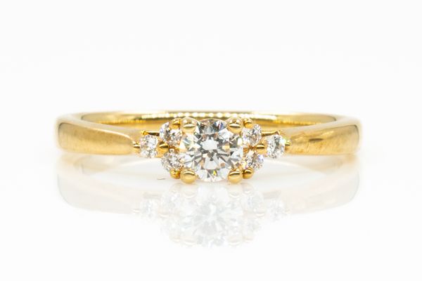 AN 18CT GOLD AND DIAMOND RING