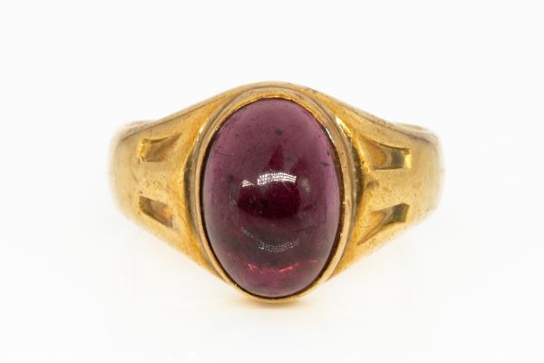 A GENTLEMAN'S GOLD AND CARBUNCLE GARNET RING