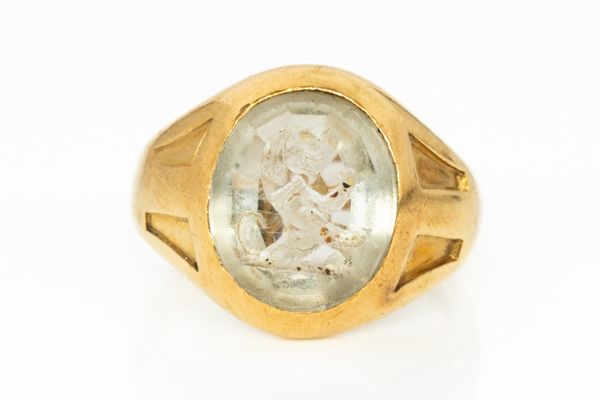 AN 18CT GOLD AND QUARTZ OVAL SIGNET RING