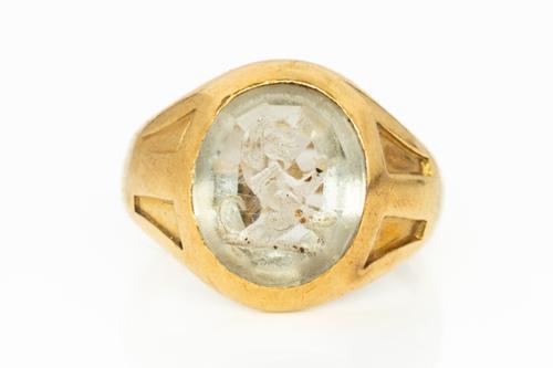 AN 18CT GOLD AND QUARTZ OVAL SIGNET RING