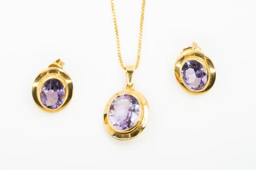 AN AMETHYST NECKLACE AND EARRING SET (2)
