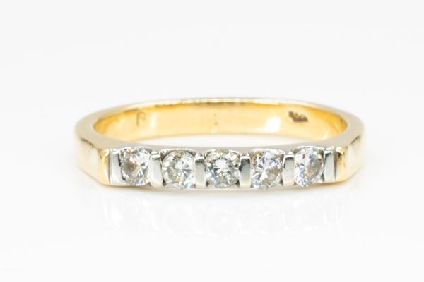 A GOLD AND DIAMOND FIVE STONE RING