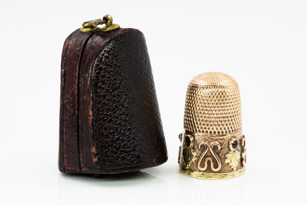 A 19th CENTURY TWO COLOUR GOLD THIMBLE