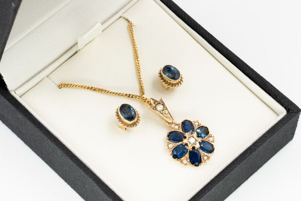 A SAPPHIRE AND DIAMOND PENDANT WITH A PAIR OF SAPPHIRE SINGLE STONE EARSTUDS (2)