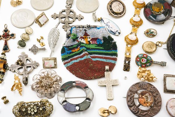 A GROUP OF JEWELLERY AND FURTHER ITEMS (QTY)