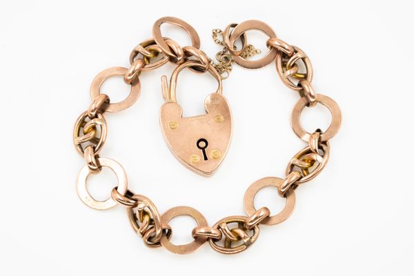 A GOLD BRACELET WITH A 9CT GOLD HEART SHAPED PADLOCK CLASP