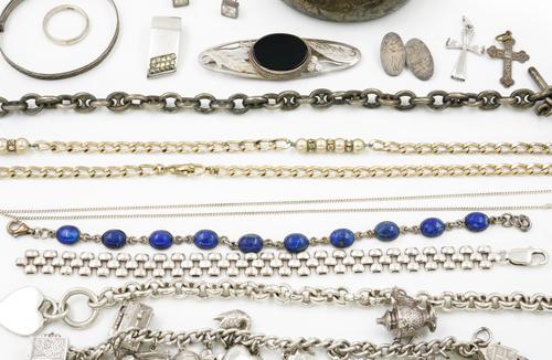 A GROUP OF MOSTLY SILVER JEWELLERY (16)