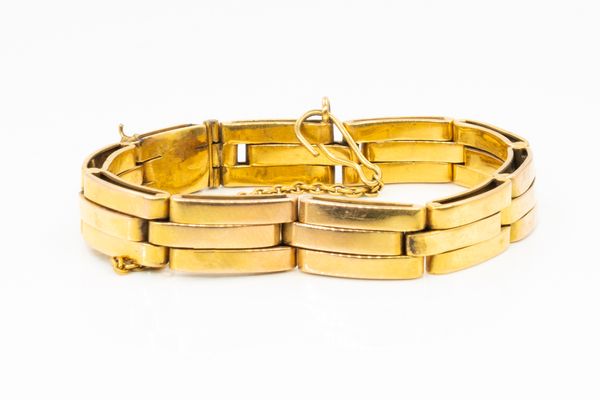 A GOLD BRACELET