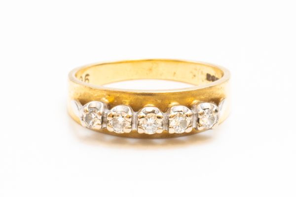 AN 18CT GOLD AND DIAMOND FIVE STONE RING