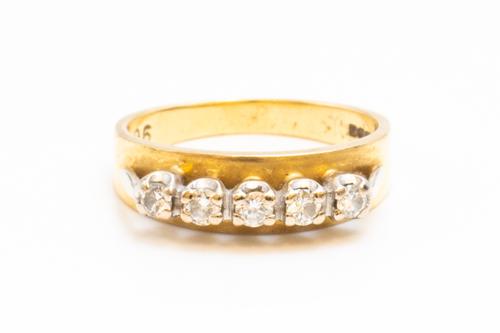 AN 18CT GOLD AND DIAMOND FIVE STONE RING