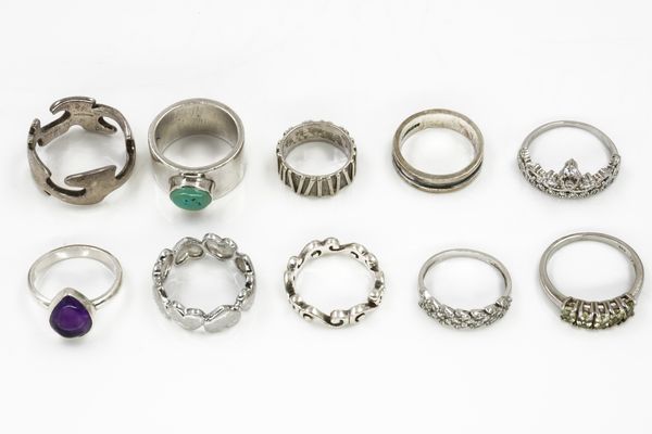 A GROUP OF MOSTLY SILVER JEWELLERY (37)