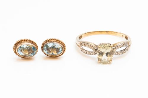 A GOLD, DIAMOND AND PALE GREEN ZIRCON SET RING AND A PAIR OF GOLD AND PALE BLUE TOPAZ SET SOLITAIRE EARSTUDS (2)