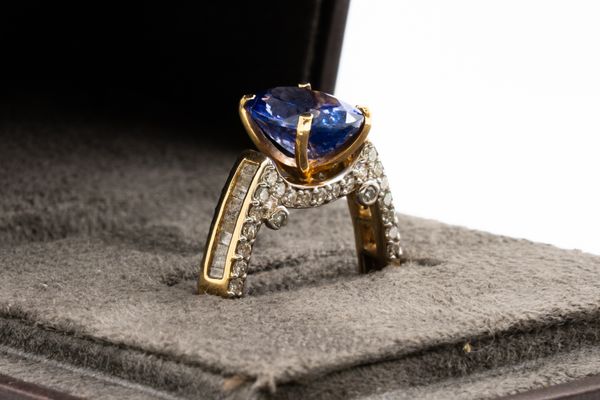 AN 18CT GOLD TANZANITE AND DIAMOND RING