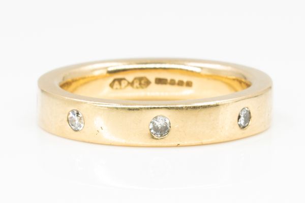 AN 18CT GOLD AND DIAMOND BAND RING