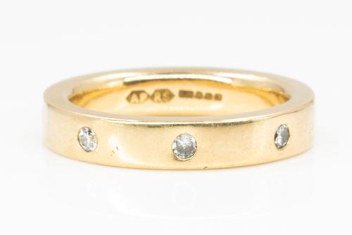 AN 18CT GOLD AND DIAMOND BAND RING