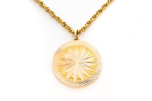 A GOLD PENDANT AND A GILT METAL NECKCHAIN