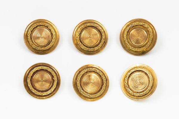 A SET OF SIX TWO COLOUR GOLD BUTTONS (6)