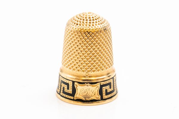 A GOLD AND BLACK ENAMELLED THIMBLE