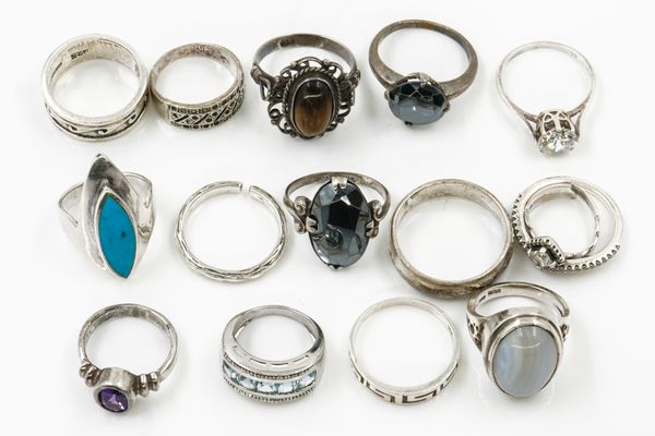 A GROUP OF MOSTLY SILVER JEWELLERY (52)