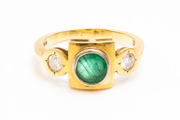 AN 18CT GOLD, EMERALD AND DIAMOND THREE STONE RING