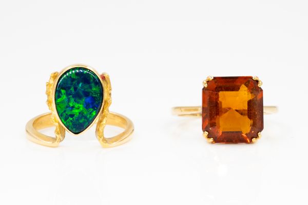 A GOLD AND BLACK OPAL DOUBLET RING AND A GOLD AND CITRINE SINGLE STONE RING (2)