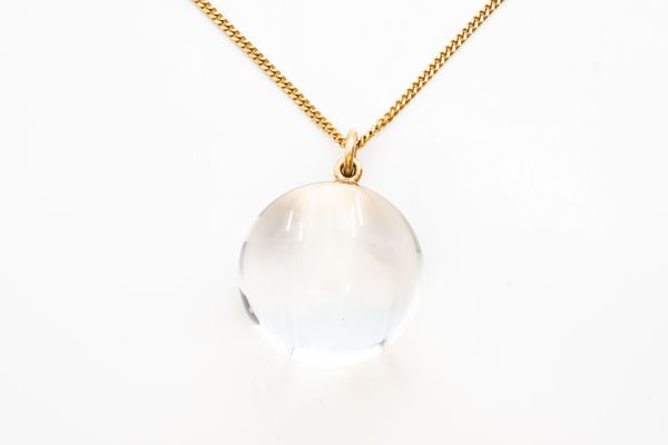 A ROCK CRYSTAL PENDANT WITH AN 18CT GOLD NECKCHAIN (2)