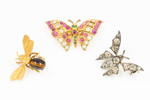 A GROUP OF THREE INSECT BROOCHES (3)