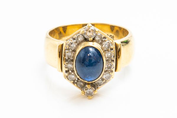 A GOLD, SAPPHIRE AND DIAMOND RING