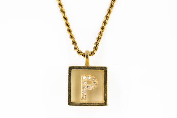 A GOLD ROPETWIST LINK NECKCHAIN WITH A GEM SET INITIAL P PENDANT (2)