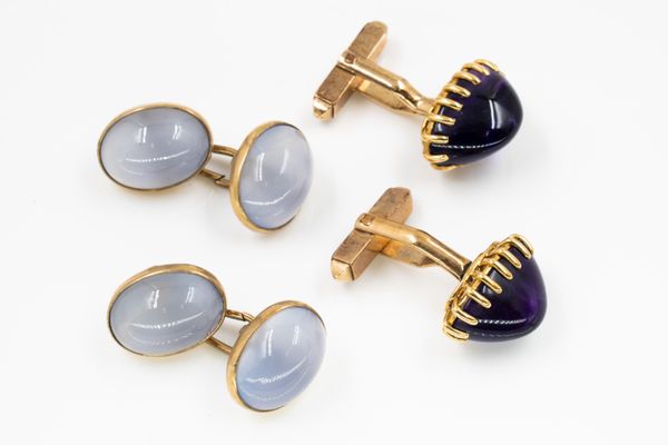 A PAIR OF GOLD AND AMETHYST CUFFLINKS AND A PAIR OF 9 CT GOLD AND GREY AGATE CUFFLINKS (2)