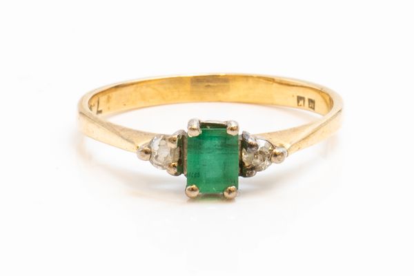 AN 18CT GOLD, EMERALD AND DIAMOND THREE STONE RING