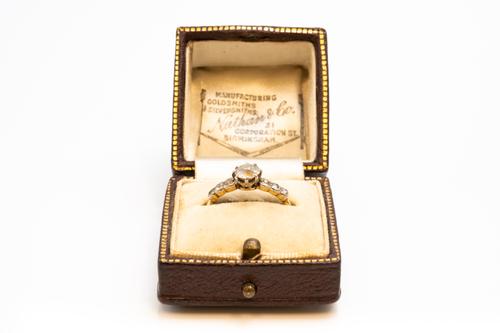 A GOLD AND DIAMOND RING